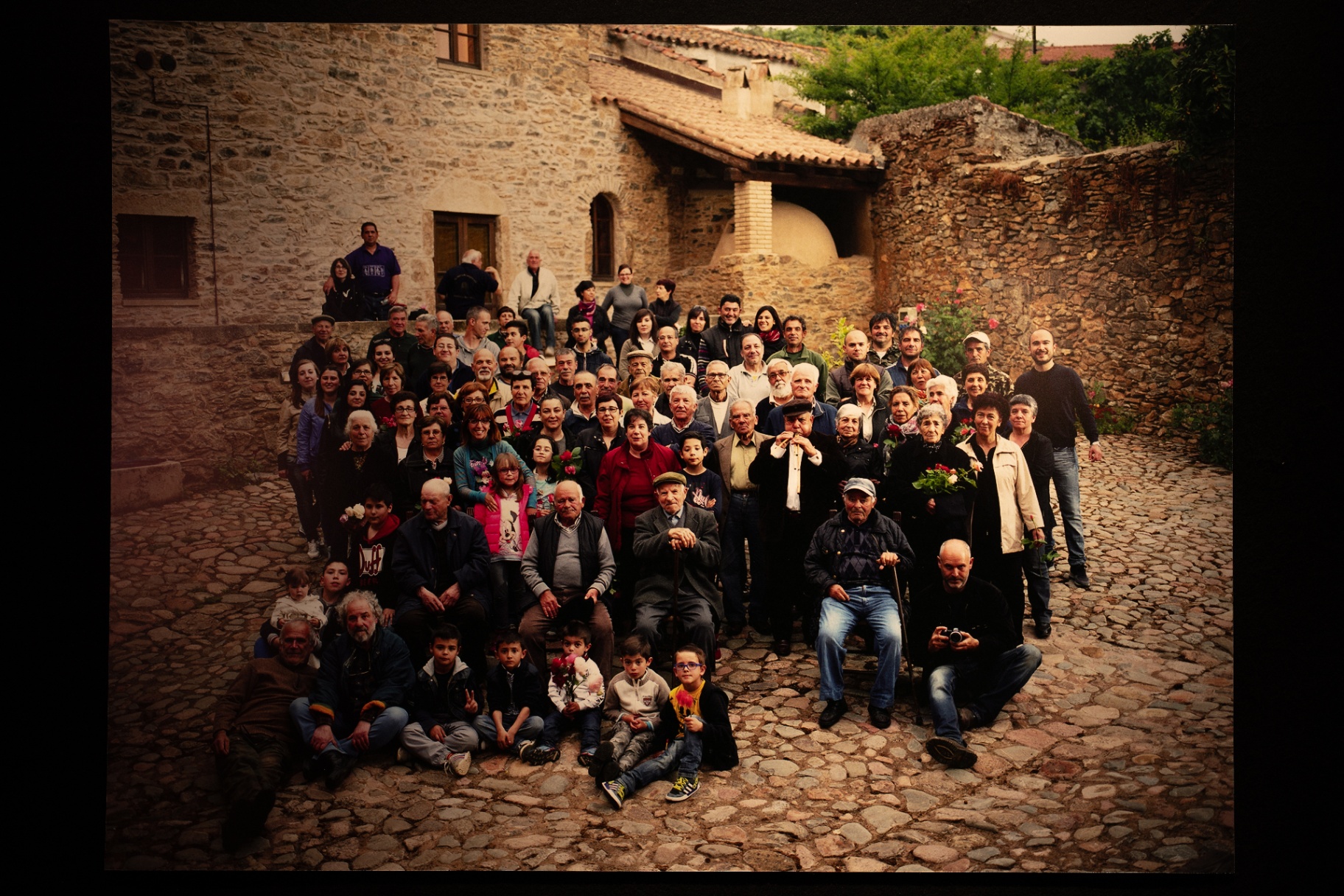 Mizzotti — ritratto di comunità nel cortile in pietra