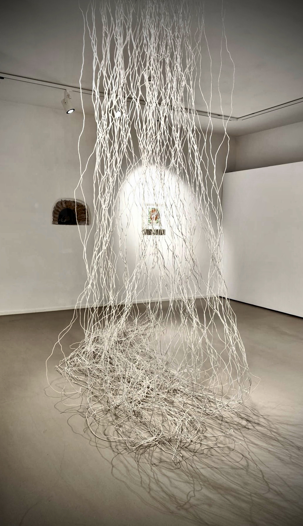 Legami — installazione di fili sospesi nello spazio espositivo