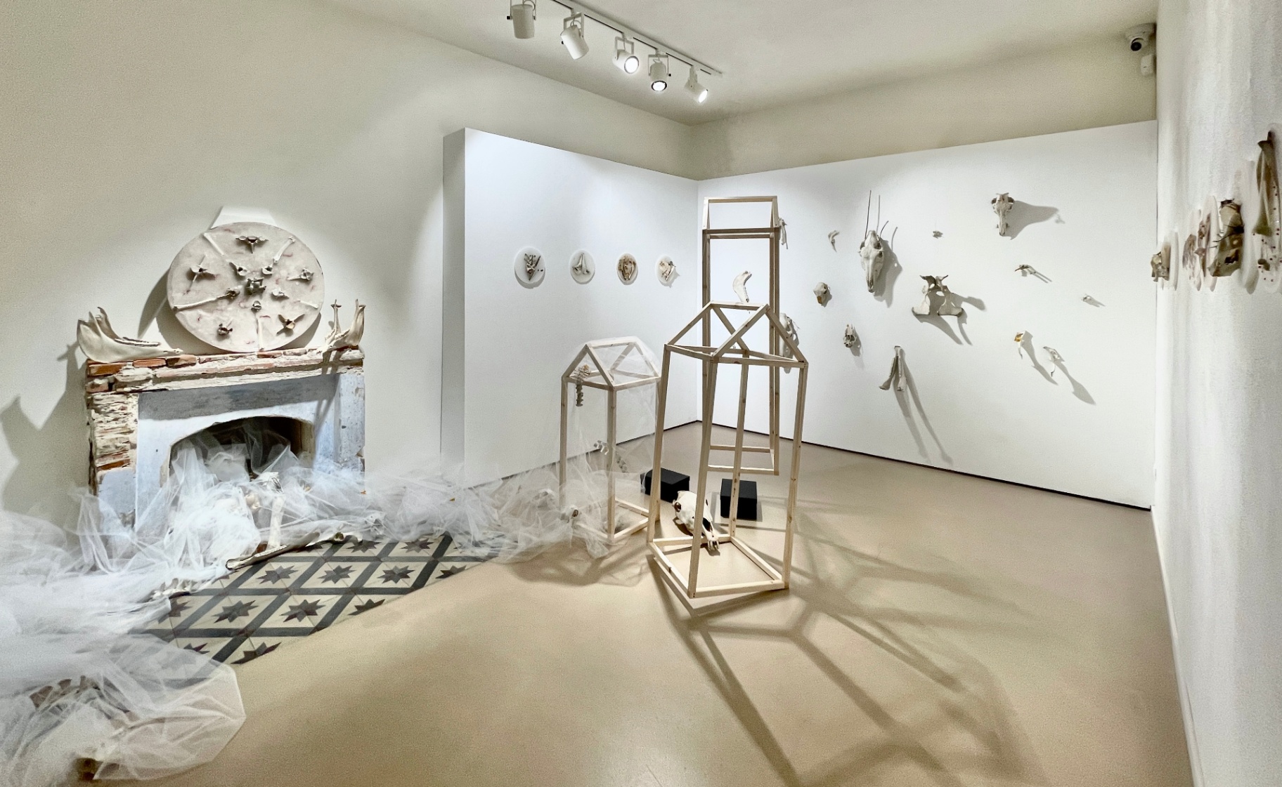 La danza dei Fantasmi — veduta complessiva dell'installazione al CaMuC