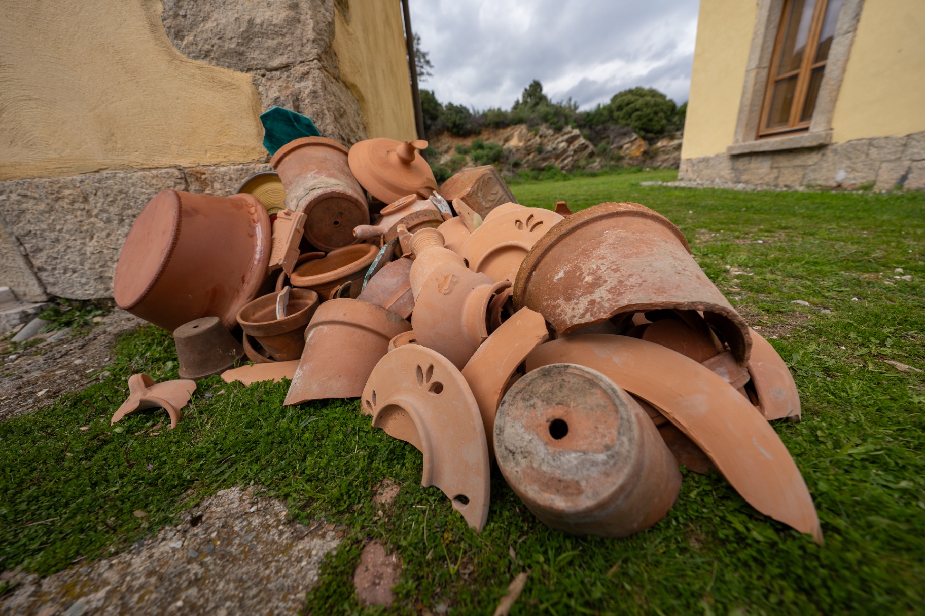 Campo luminoso — installazione di cocci e terracotta accanto all'edificio