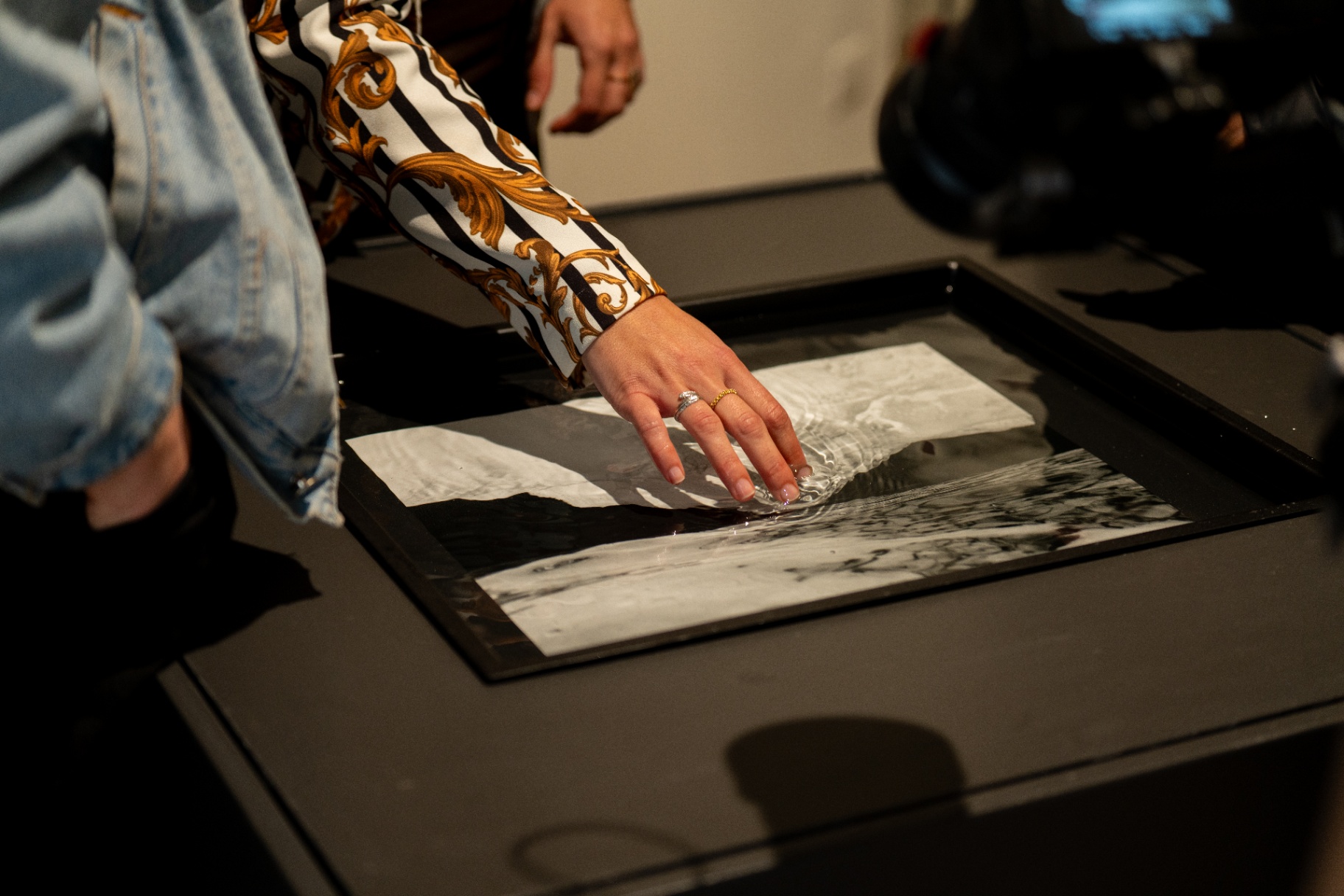 Fabiana Casu — dettaglio dell'opera fotografica con mano riflessa sull'acqua