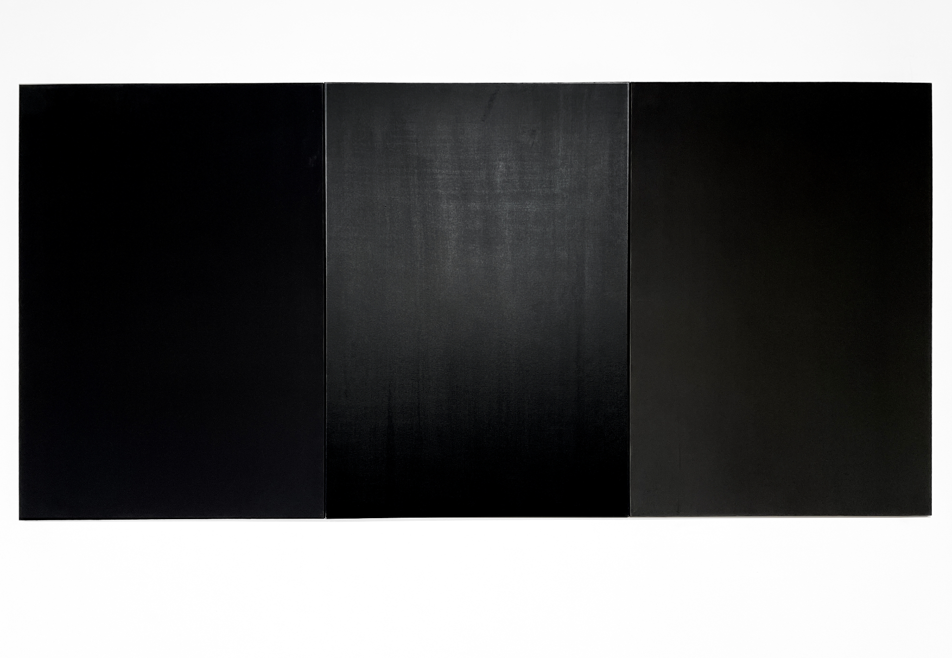 Nil obscurius luce — passaggio nell'installazione tra ombra e bagliore