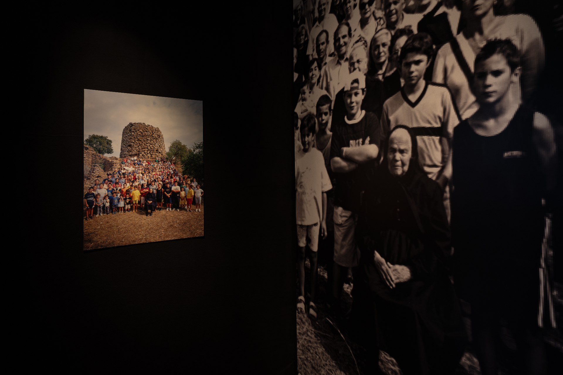 Mizzotti — fotografia di comunità accanto al nuraghe in sala buia