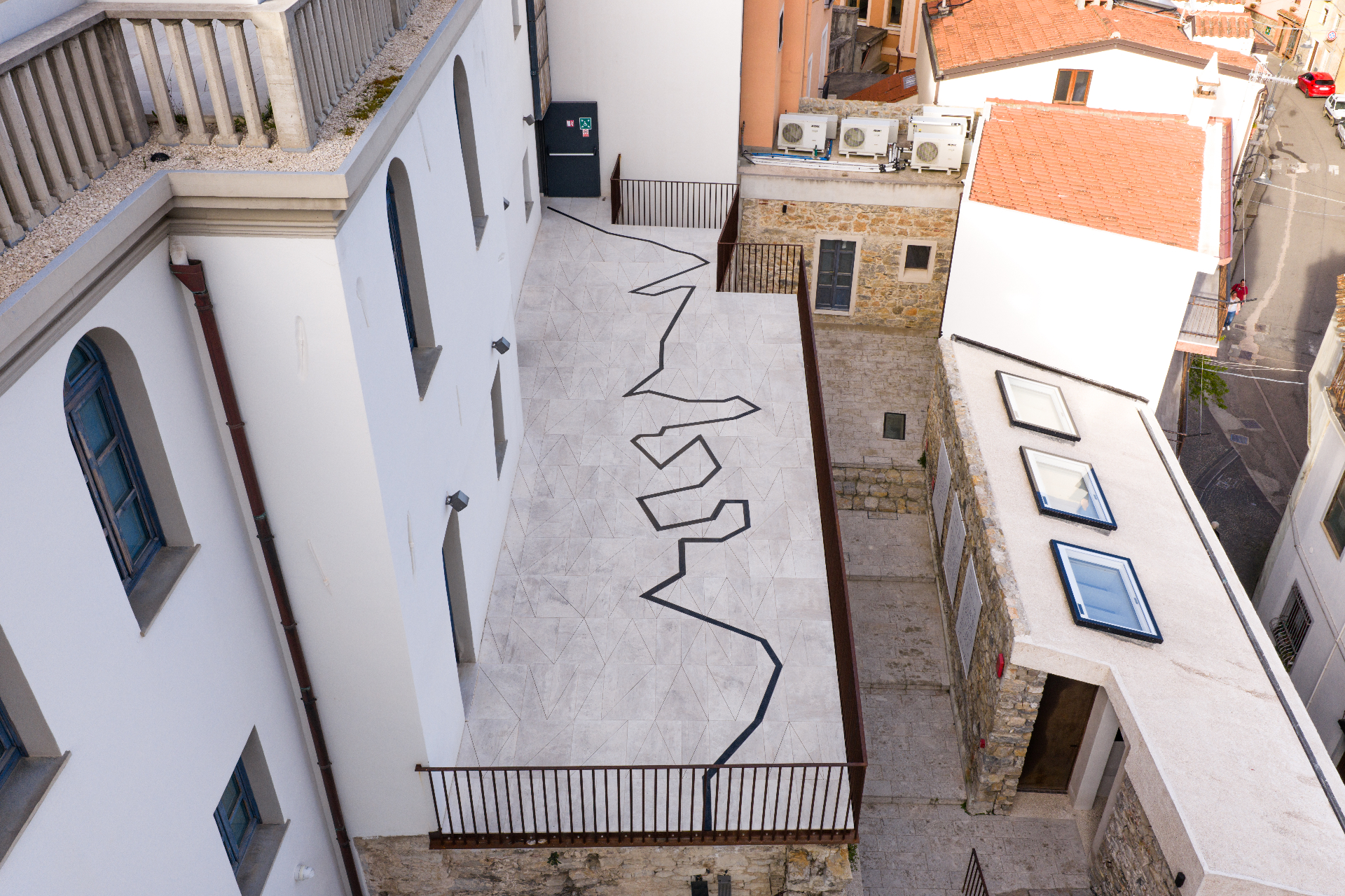 Davide Mariani — intervento lineare sul terrazzo visto dall'alto