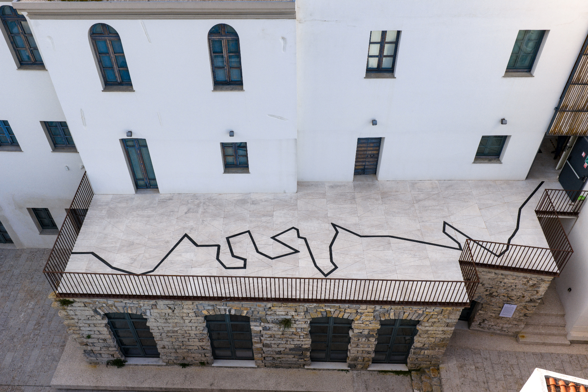 Davide Mariani — tracciato nero sul pavimento della terrazza