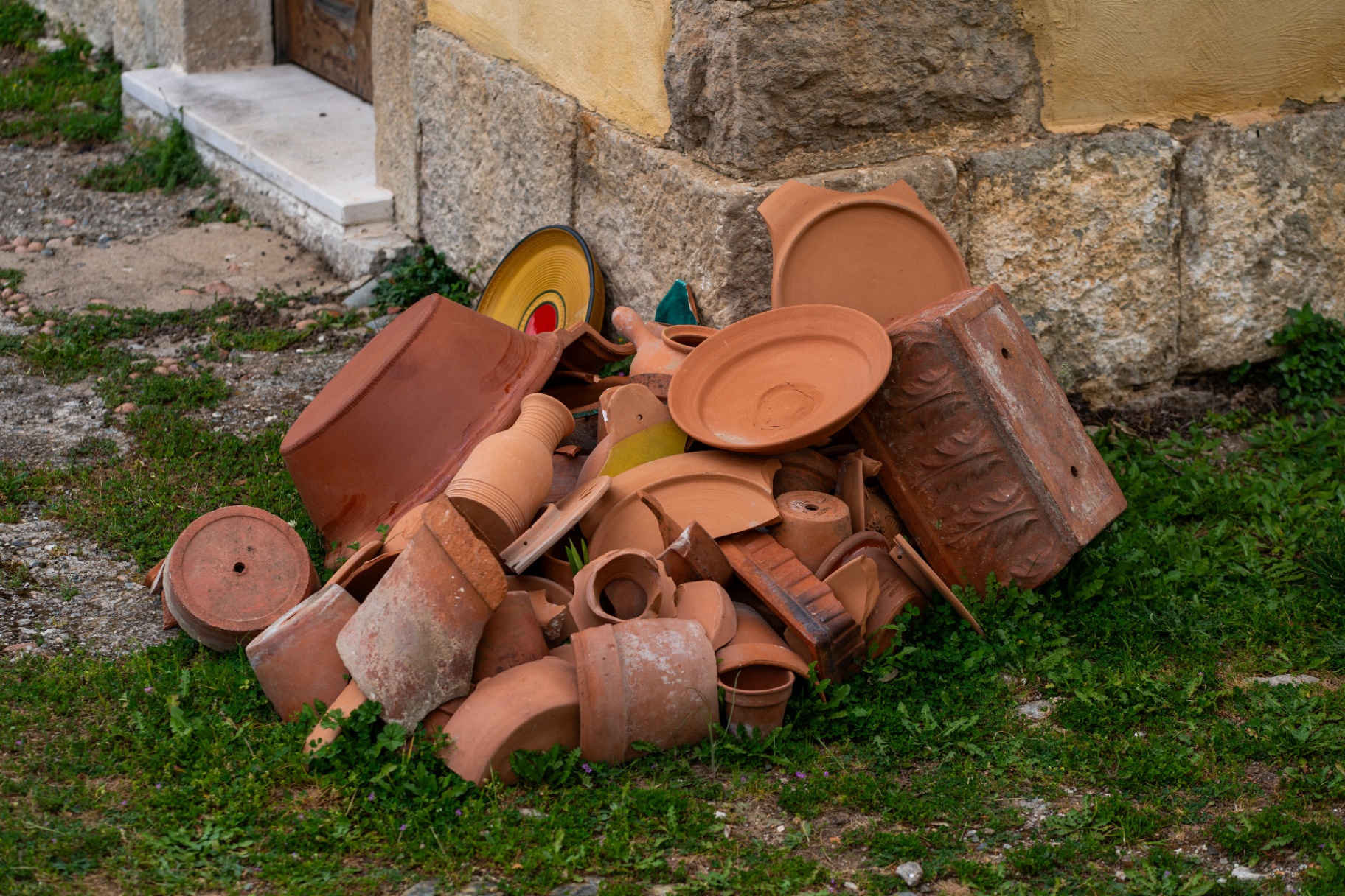 Campo luminoso — frammenti di terracotta lungo il percorso esterno