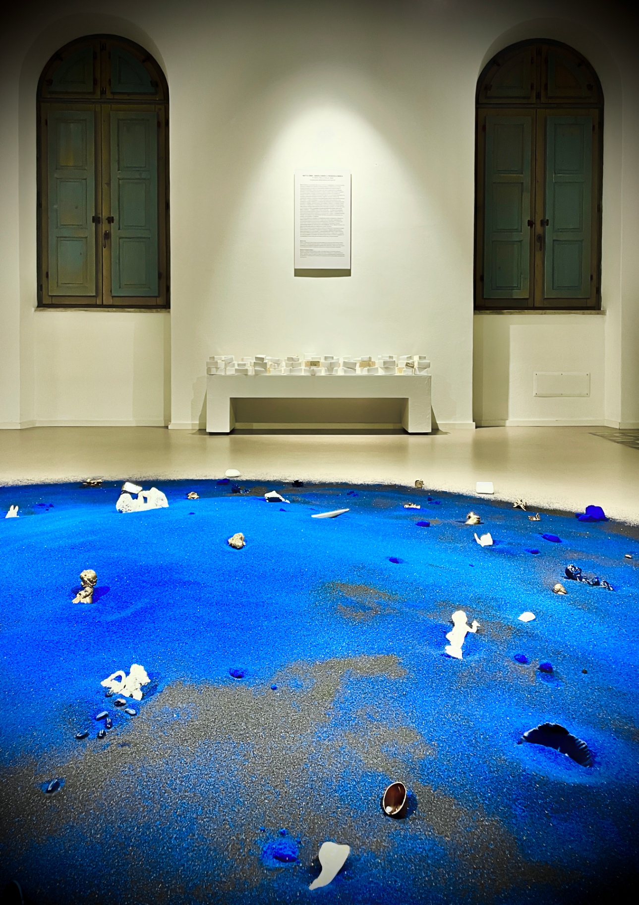 Installazione con panca delle scatole e pannello esplicativo