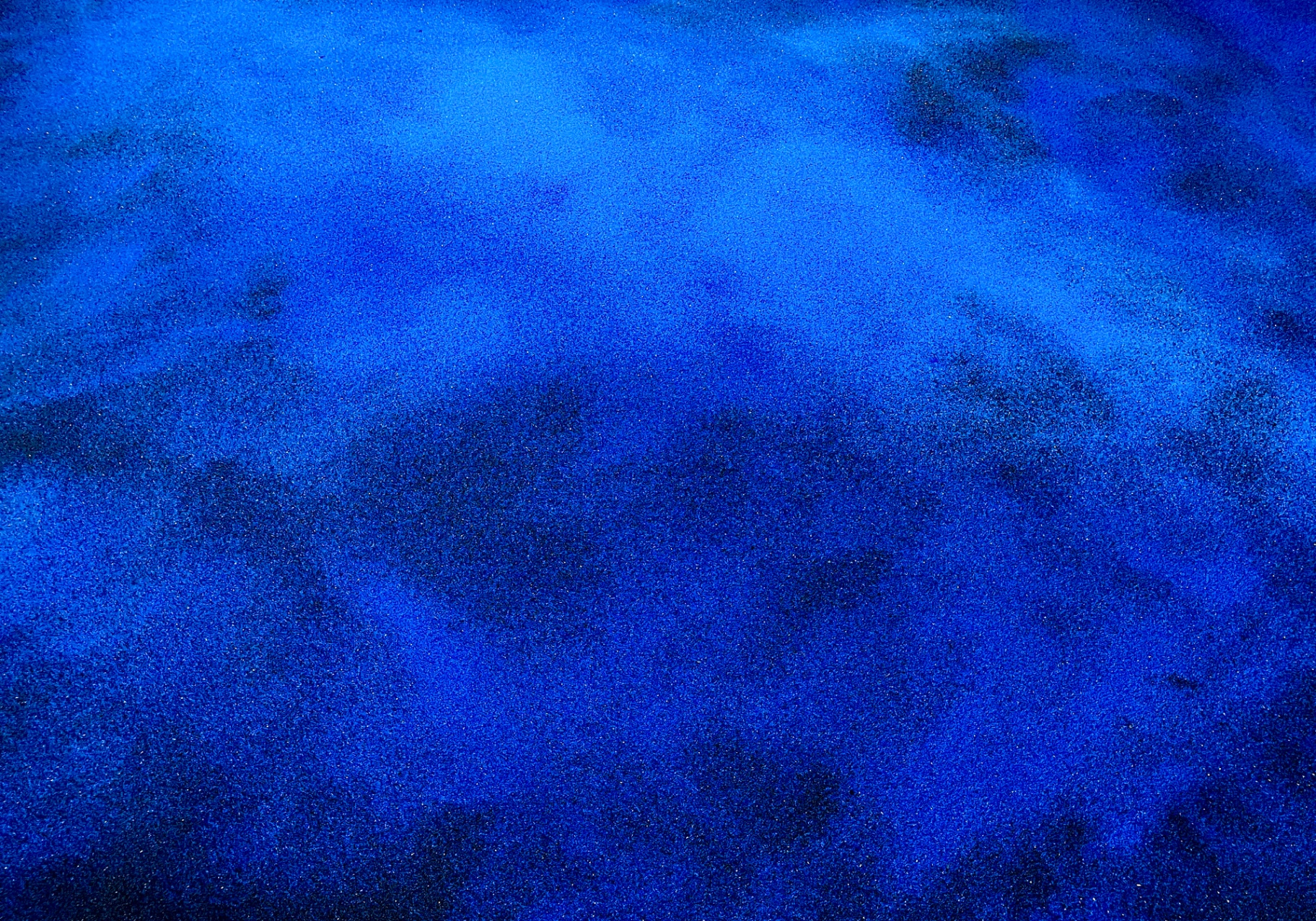 Dettaglio della superficie blu — pigmento e sabbia