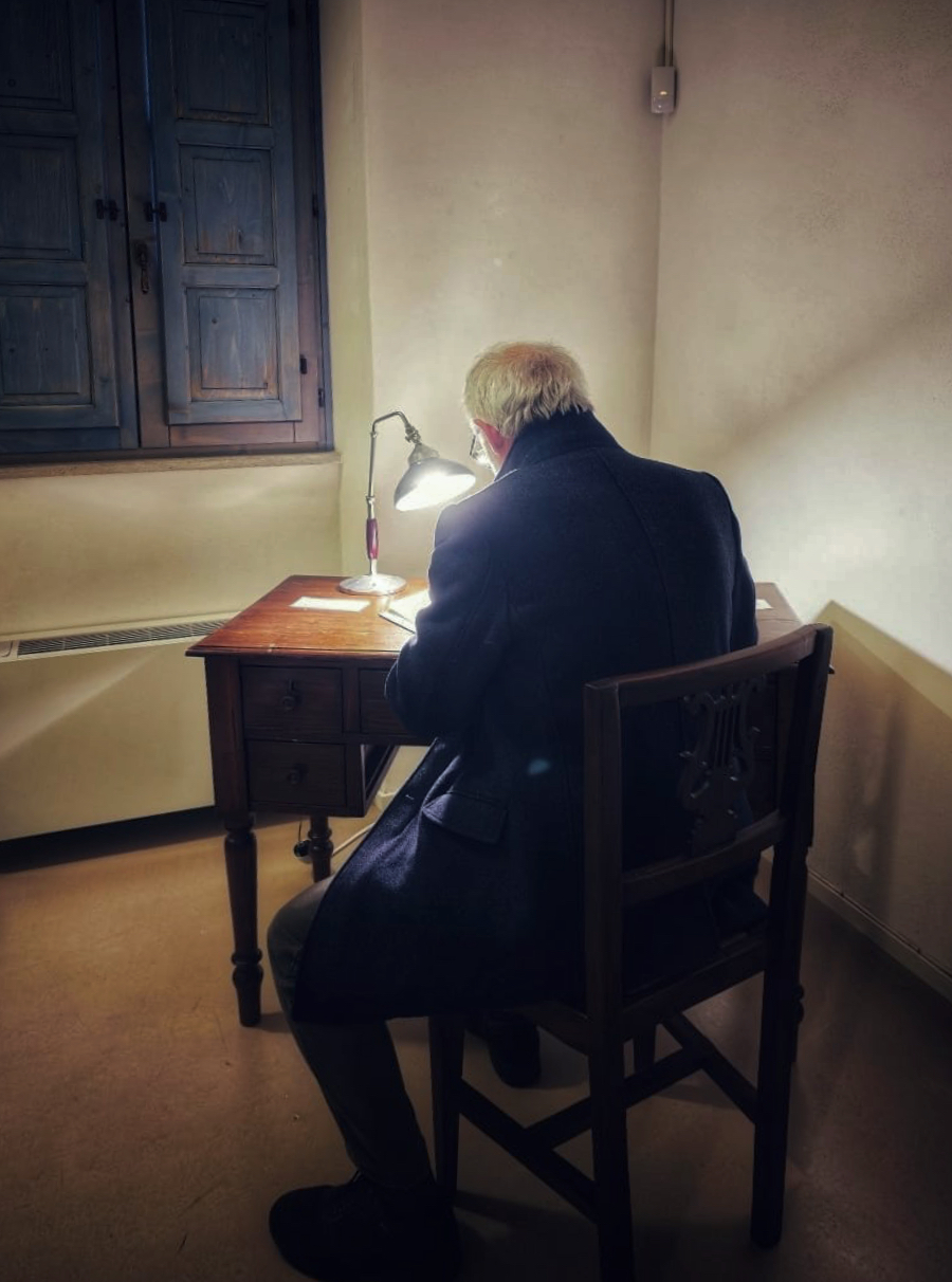 Visitatore allo scrittoio dell'installazione
