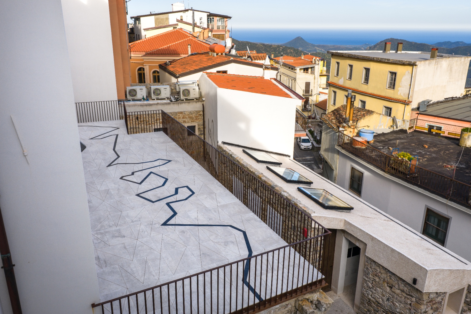 Davide Mariani — intervento sulla terrazza con vista sul paese e sul mare