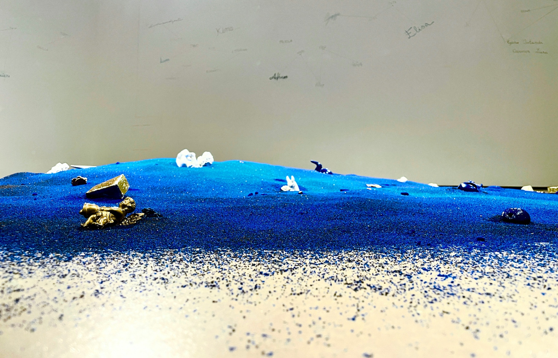 Dettaglio ravvicinato della superficie blu con muro di costellazioni