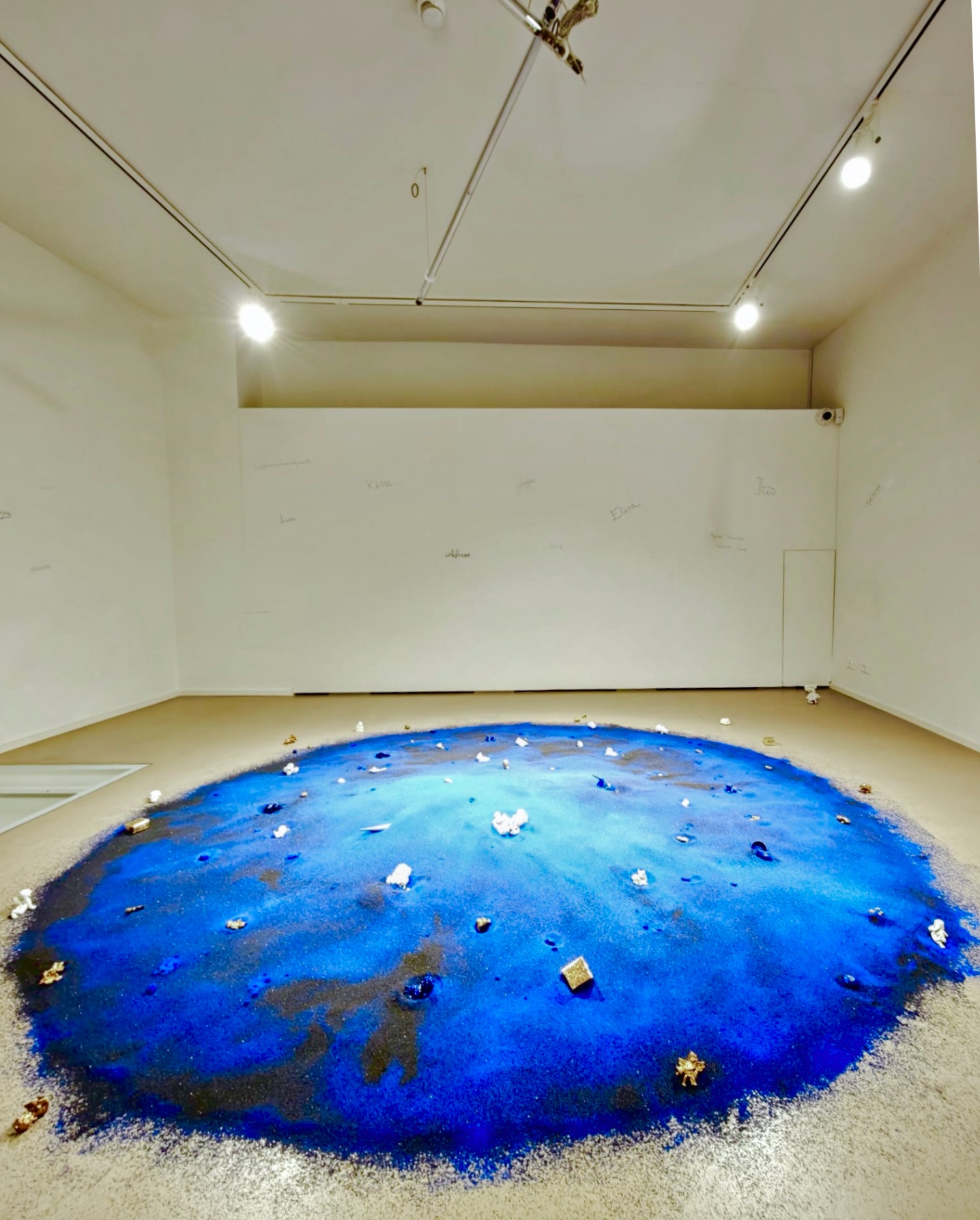 Ti cerco tra le stelle — veduta della sala con installazione circolare blu