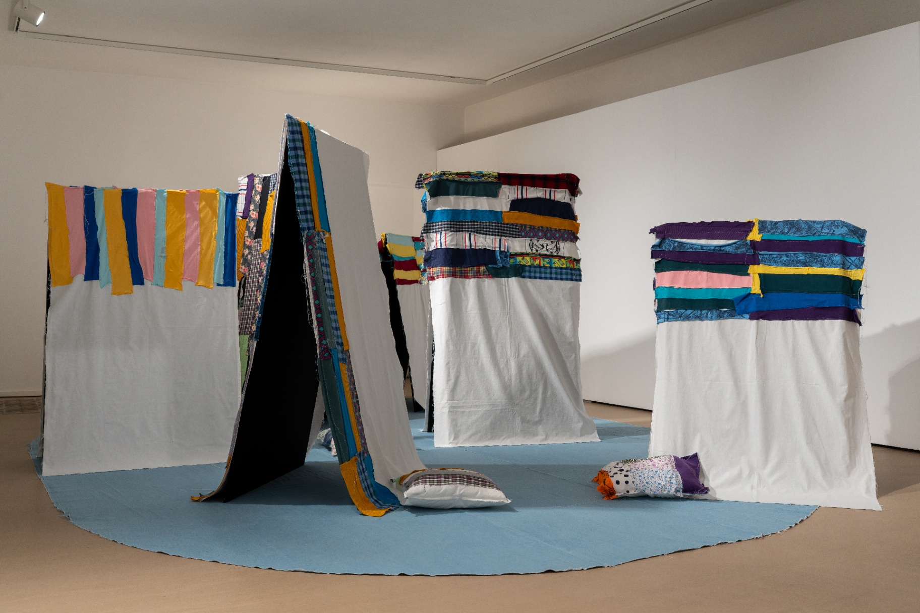 Giuseppe Loi — installazione tessile ambientale nello spazio espositivo