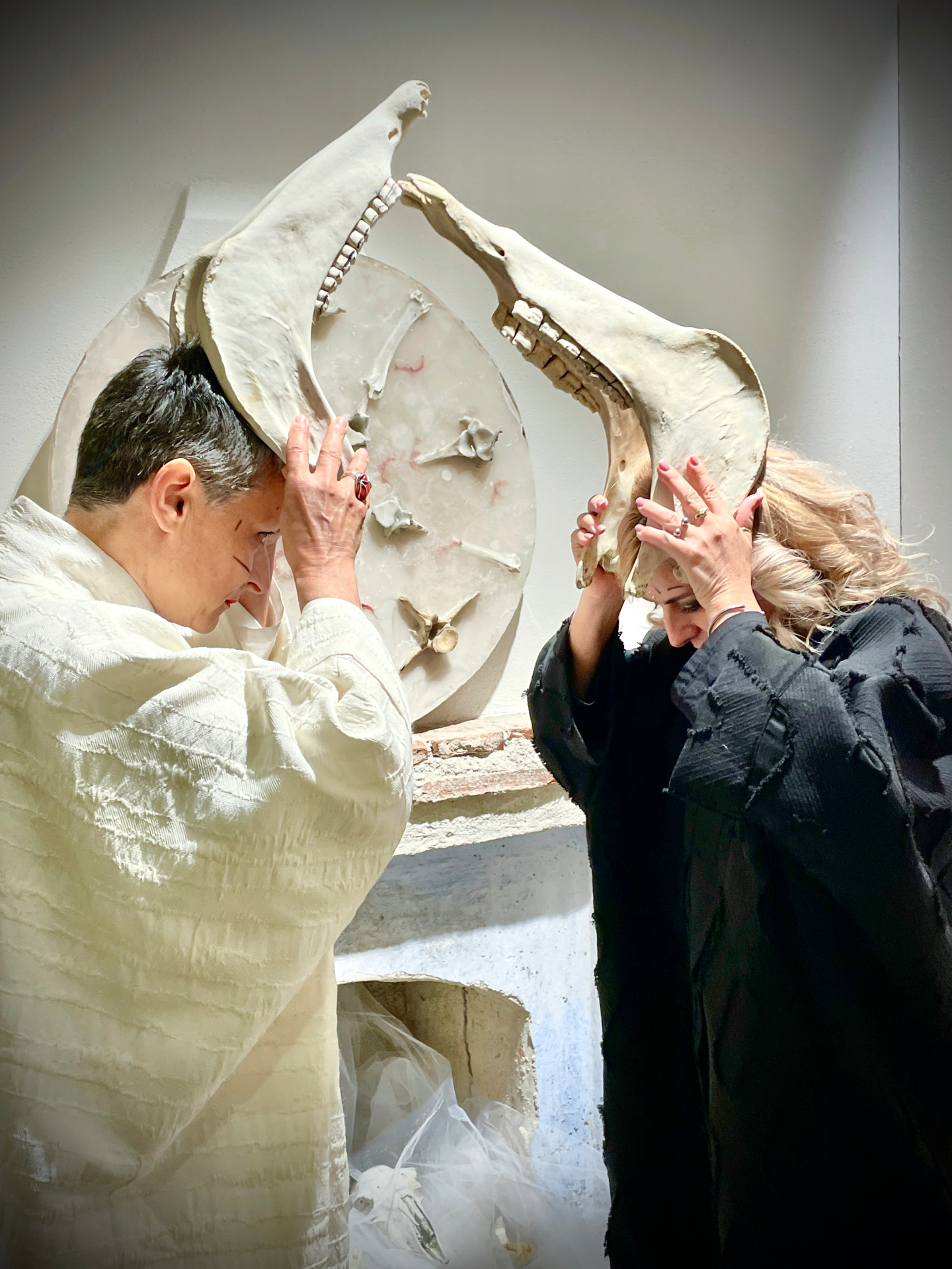 La danza dei Fantasmi — performance rituale con i crani sollevati sul capo
