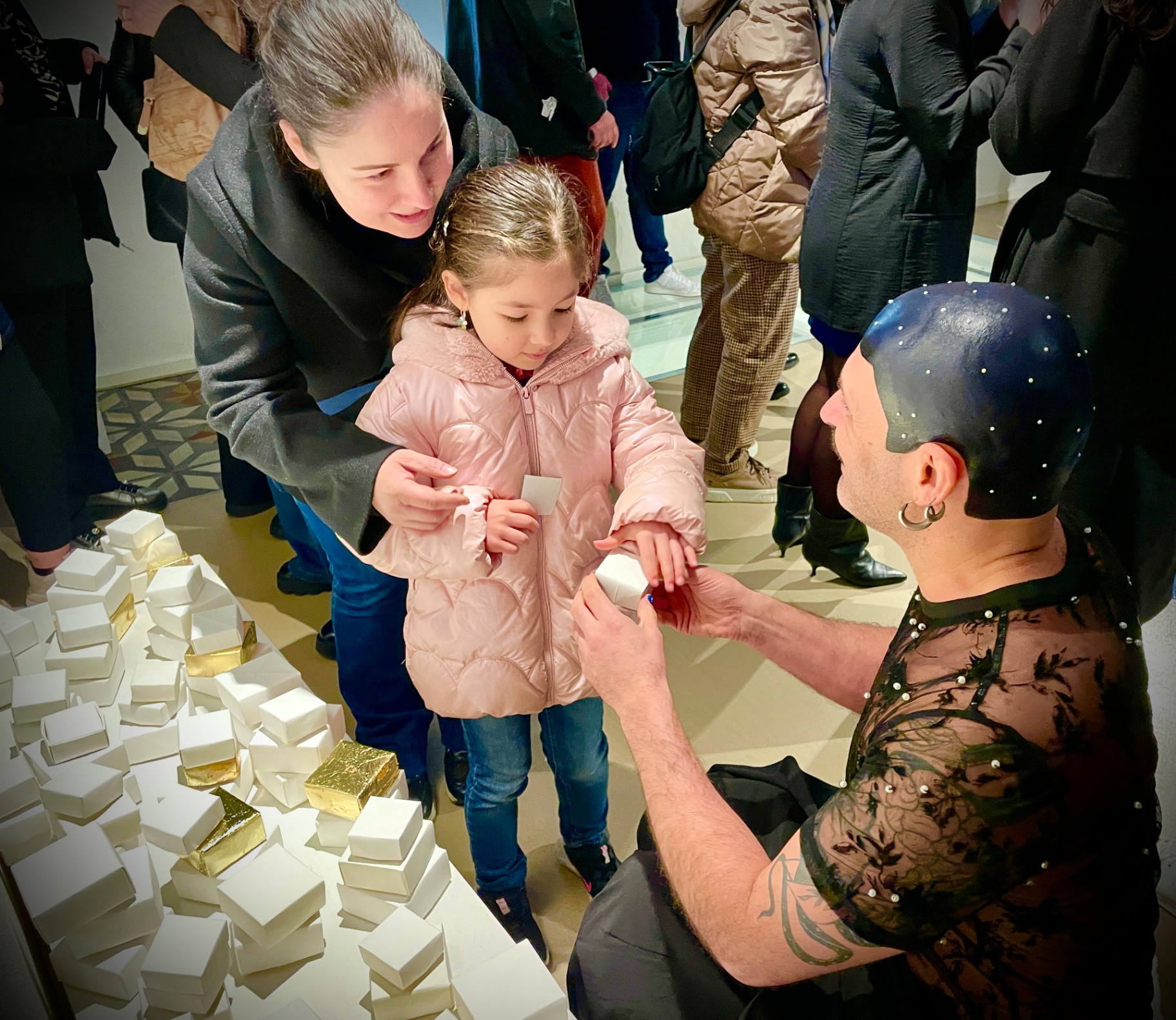 Antonello Fresu consegna una scatolina a una bambina
