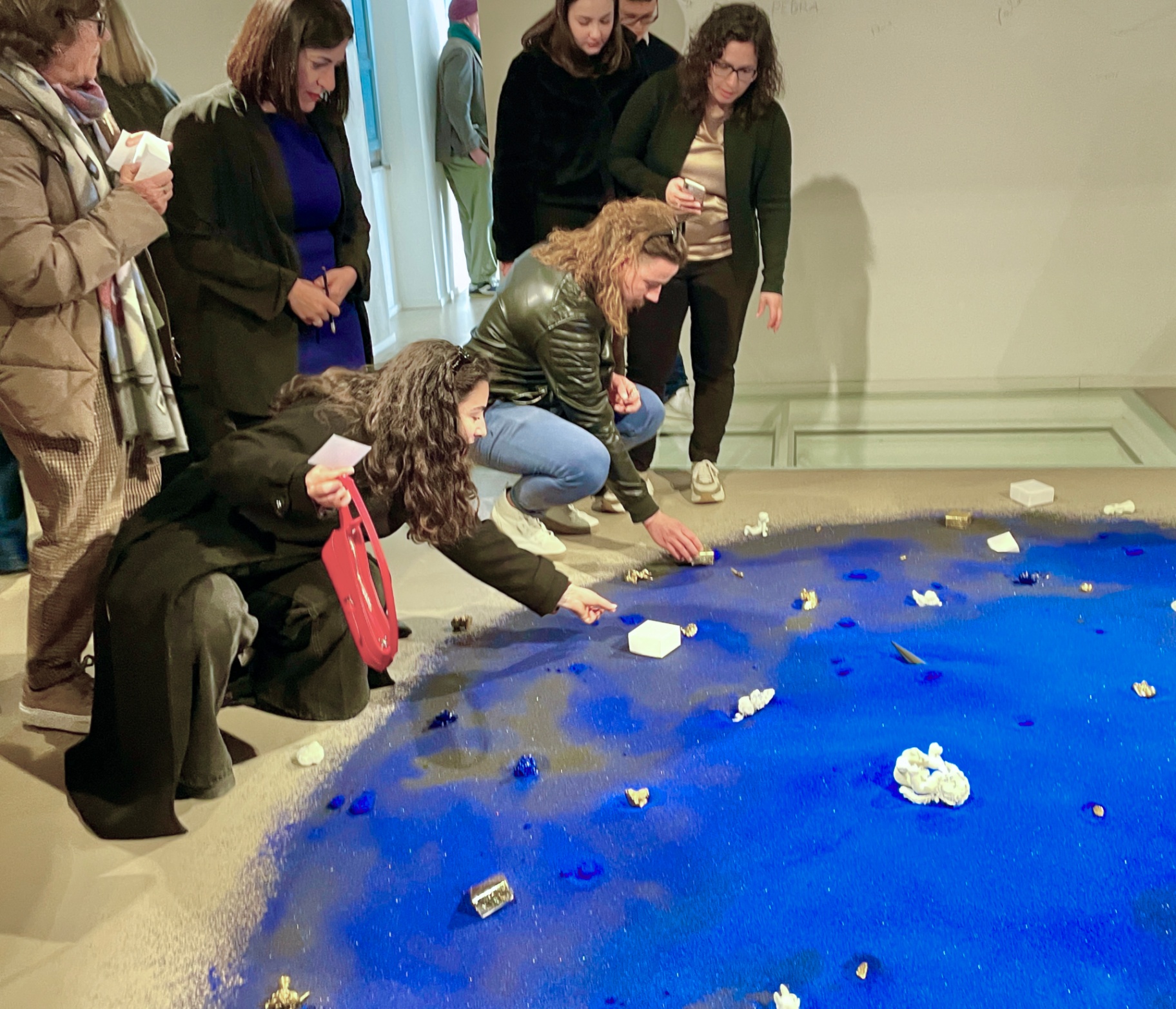 Pubblico raccolto attorno all'installazione blu