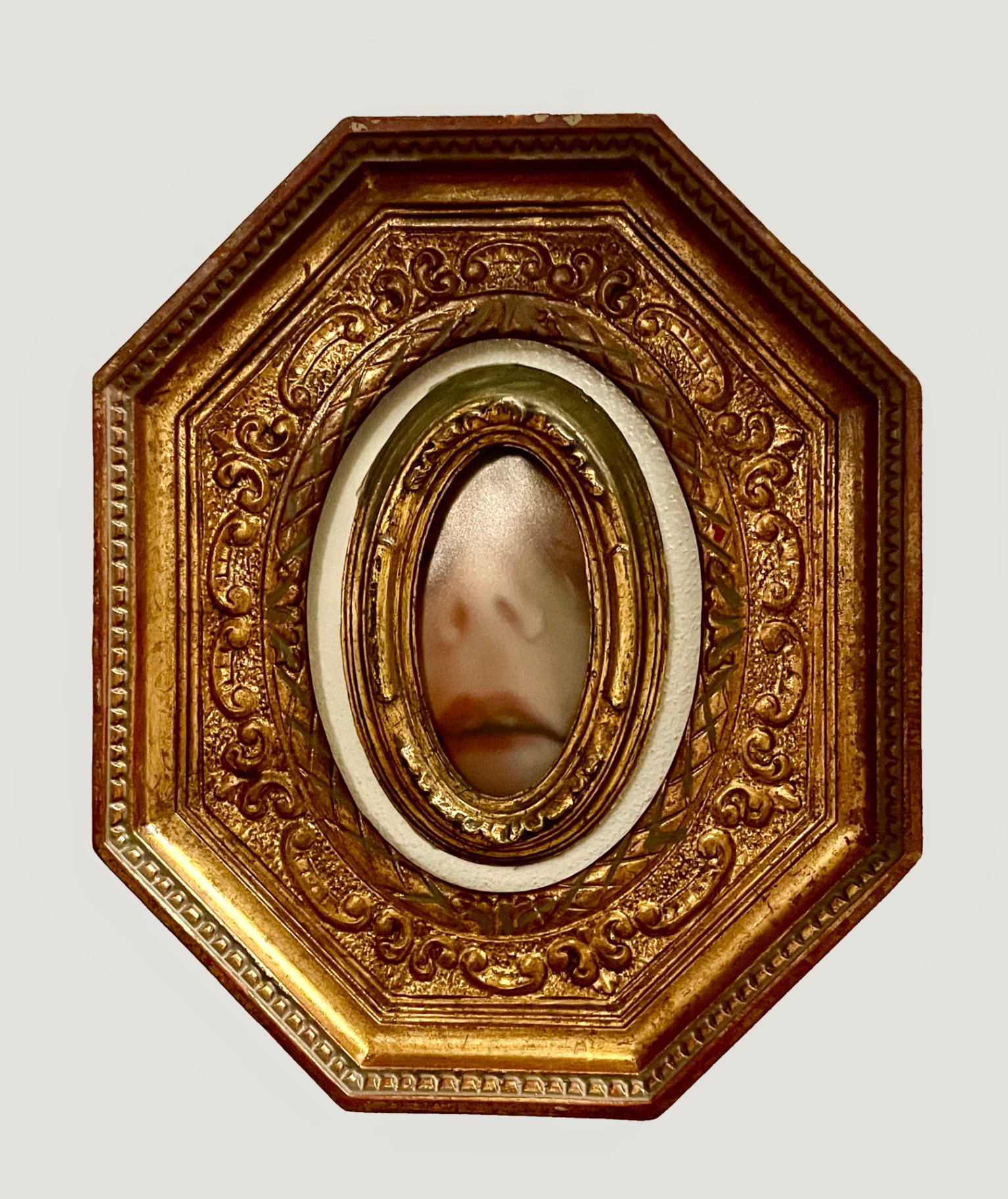 Opera — ritratto in cornice ottagonale dorata